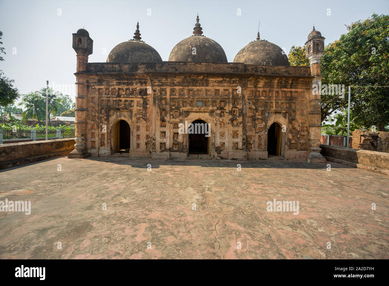 Bangladesch - 2. März 2019: Nayabad Moschee Weitwinkel Ansichten, ist in Nayabad Dorf in Kaharole Upazila von Dinajpur Bezirk, Bangladesch. Stockfoto Bangladesch - 2. März 2019: Nayabad Moschee Weitwinkel Ansichten, ist in Nayabad Dorf in Kaharole Upazila von Dinajpur Bezirk, Bangladesch. Stockfoto