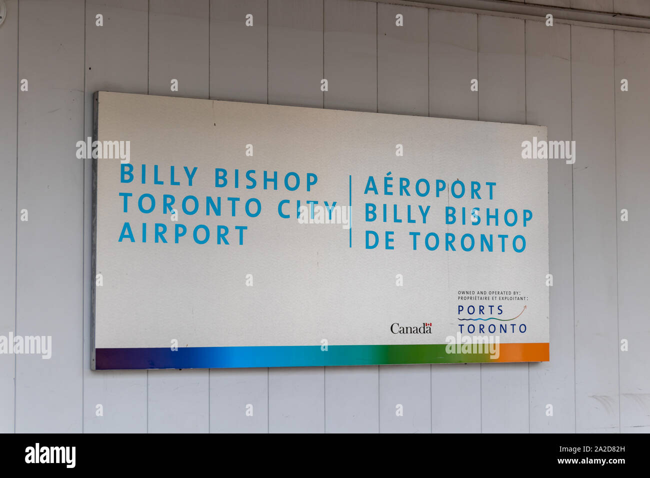 Billy Bishop Toronto City Airport Schild in Französisch und Englisch am Festland Terminal. Stockfoto