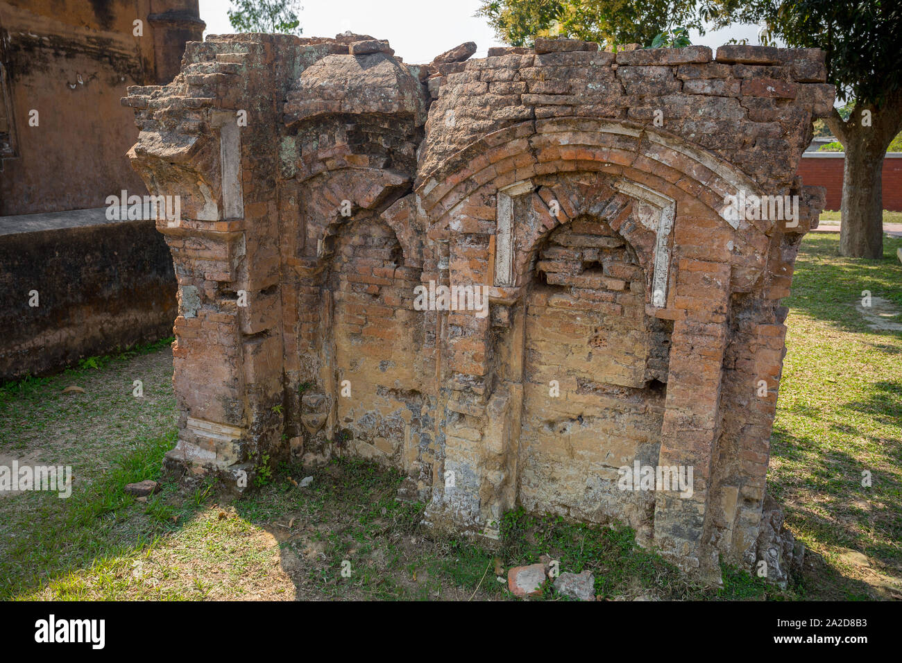 Bangladesch - 2. März 2019: Nayabad Moschee Weitwinkel Ansichten, ist in Nayabad Dorf in Kaharole Upazila von Dinajpur Bezirk, Bangladesch. Stockfoto Bangladesch - 2. März 2019: Nayabad Moschee Weitwinkel Ansichten, ist in Nayabad Dorf in Kaharole Upazila von Dinajpur Bezirk, Bangladesch. Stockfoto