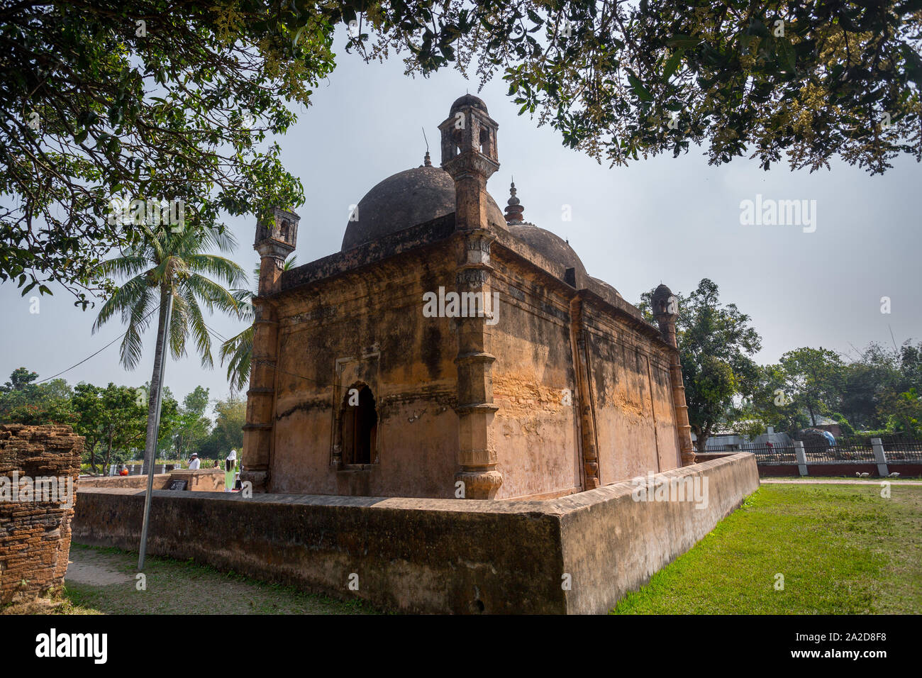 Bangladesch - 2. März 2019: Nayabad Moschee zurück Seite Ansichten, ist in Nayabad Dorf in Kaharole Upazila von Dinajpur Bezirk, Bangladesch. Stockfoto Bangladesch - 2. März 2019: Nayabad Moschee zurück Seite Ansichten, ist in Nayabad Dorf in Kaharole Upazila von Dinajpur Bezirk, Bangladesch. Stockfoto