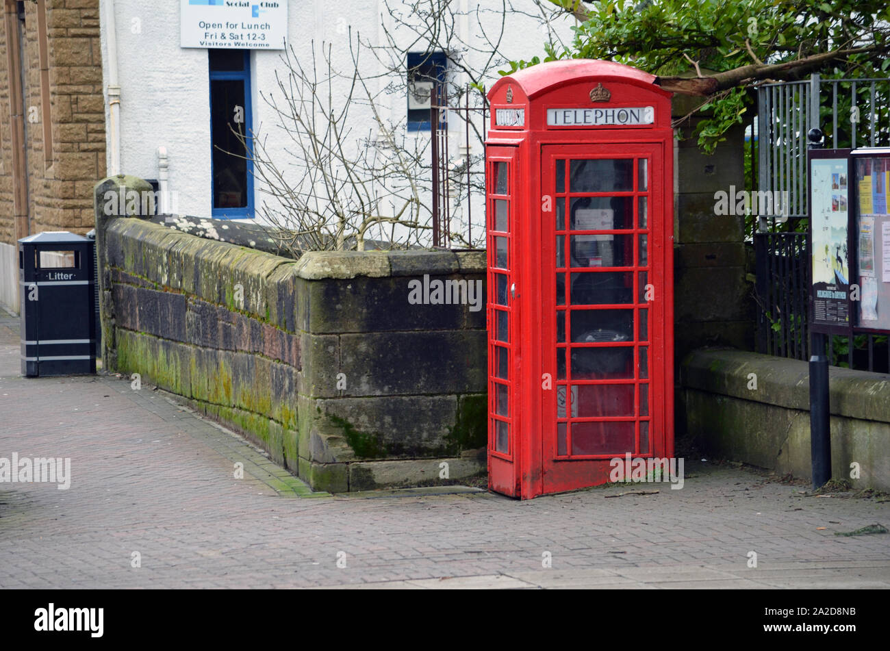 Traditionelle rote Telefonzelle in Milngavie Shopping Precinct Stockfoto