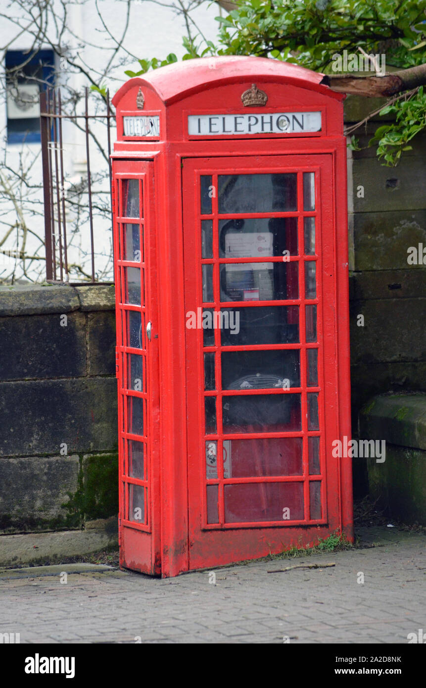 Traditionelle rote Telefonzelle in Milngavie Shopping Precinct Stockfoto