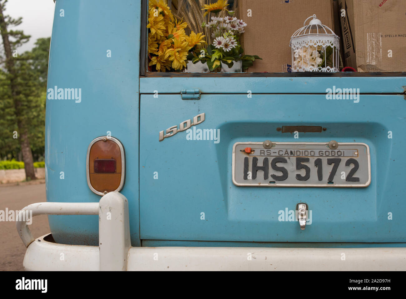 Rückseite des Vintage Volkswagen Reisemobile als Wanderprediger Flower Shop Stockfoto