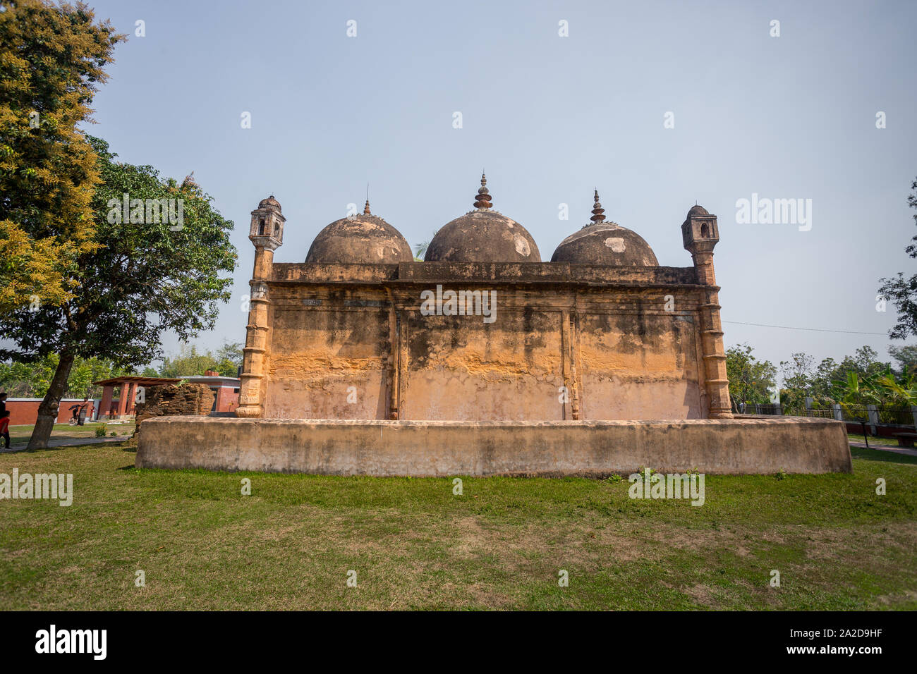 Bangladesch - 2. März 2019: Nayabad Moschee zurück Seite Ansichten, ist in Nayabad Dorf in Kaharole Upazila von Dinajpur Bezirk, Bangladesch. Stockfoto Bangladesch - 2. März 2019: Nayabad Moschee zurück Seite Ansichten, ist in Nayabad Dorf in Kaharole Upazila von Dinajpur Bezirk, Bangladesch. Stockfoto