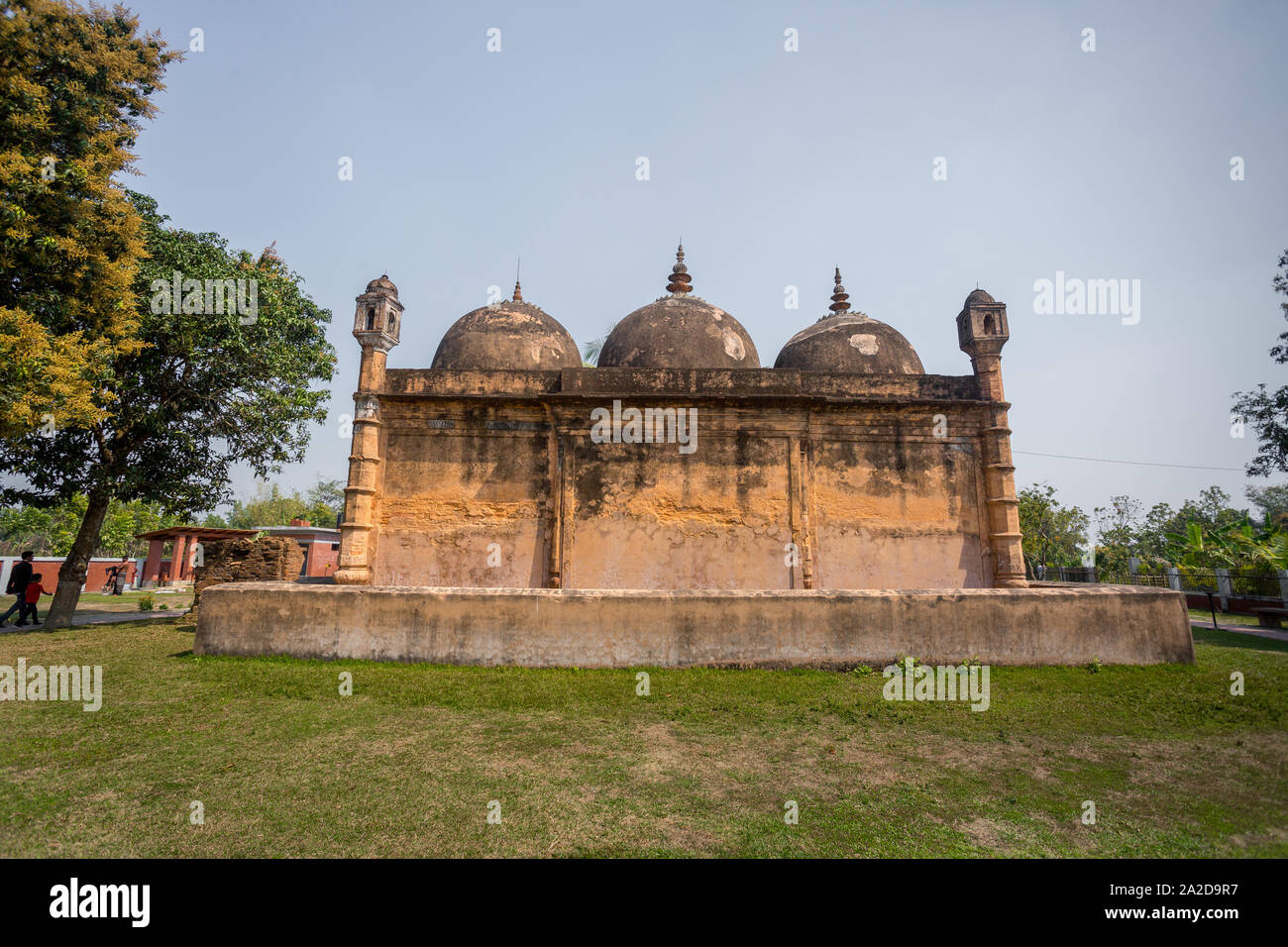 Bangladesch - 2. März 2019: Nayabad Moschee zurück Seite Ansichten, ist in Nayabad Dorf in Kaharole Upazila von Dinajpur Bezirk, Bangladesch. Stockfoto Bangladesch - 2. März 2019: Nayabad Moschee zurück Seite Ansichten, ist in Nayabad Dorf in Kaharole Upazila von Dinajpur Bezirk, Bangladesch. Stockfoto