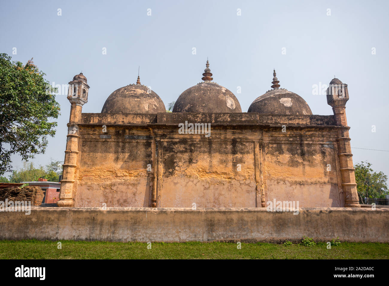 Bangladesch - 2. März 2019: Nayabad Moschee zurück Seite Ansichten, ist in Nayabad Dorf in Kaharole Upazila von Dinajpur Bezirk, Bangladesch. Stockfoto Bangladesch - 2. März 2019: Nayabad Moschee zurück Seite Ansichten, ist in Nayabad Dorf in Kaharole Upazila von Dinajpur Bezirk, Bangladesch. Stockfoto