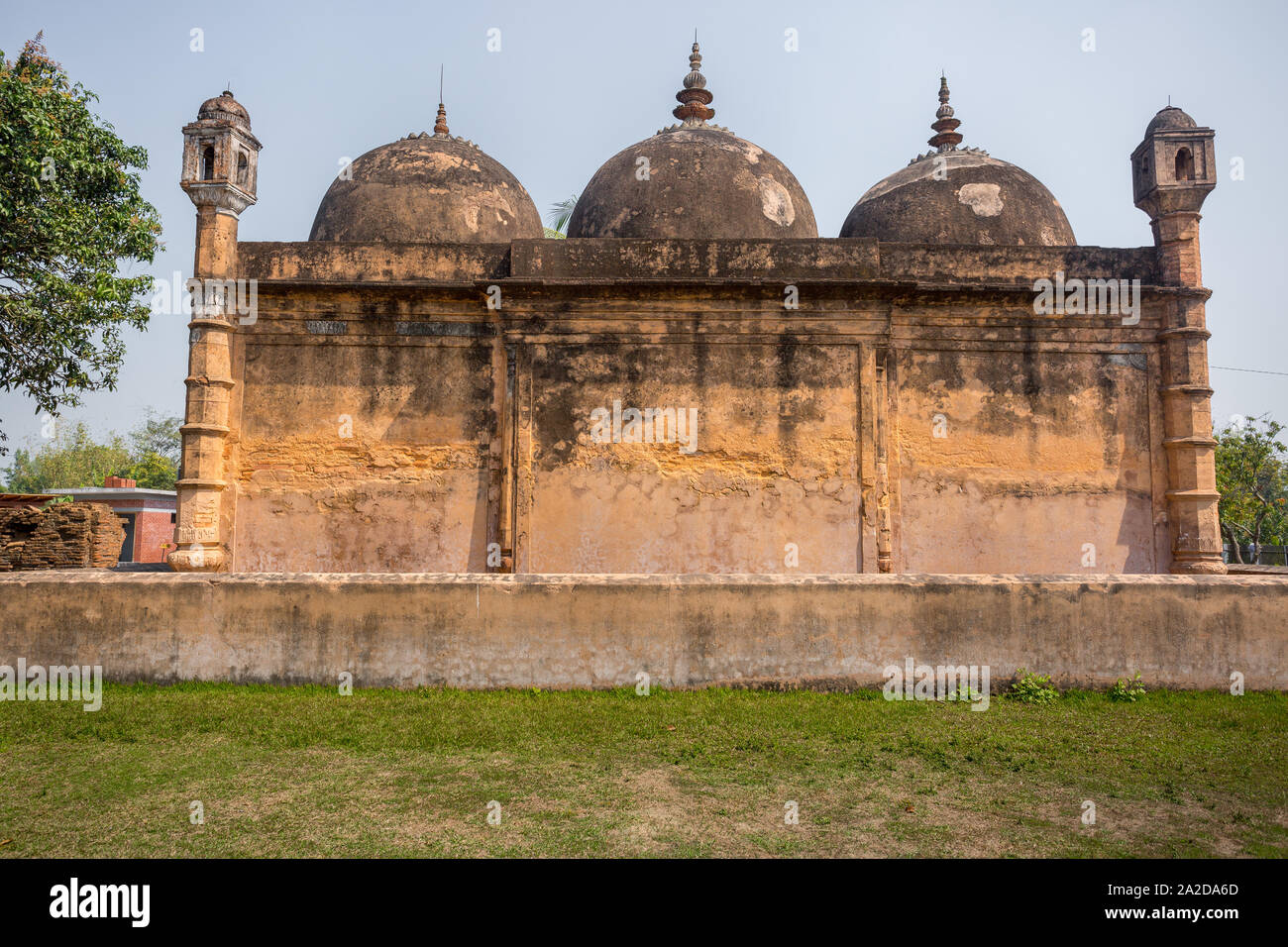 Bangladesch - 2. März 2019: Nayabad Moschee zurück Seite Ansichten, ist in Nayabad Dorf in Kaharole Upazila von Dinajpur Bezirk, Bangladesch. Stockfoto Bangladesch - 2. März 2019: Nayabad Moschee zurück Seite Ansichten, ist in Nayabad Dorf in Kaharole Upazila von Dinajpur Bezirk, Bangladesch. Stockfoto