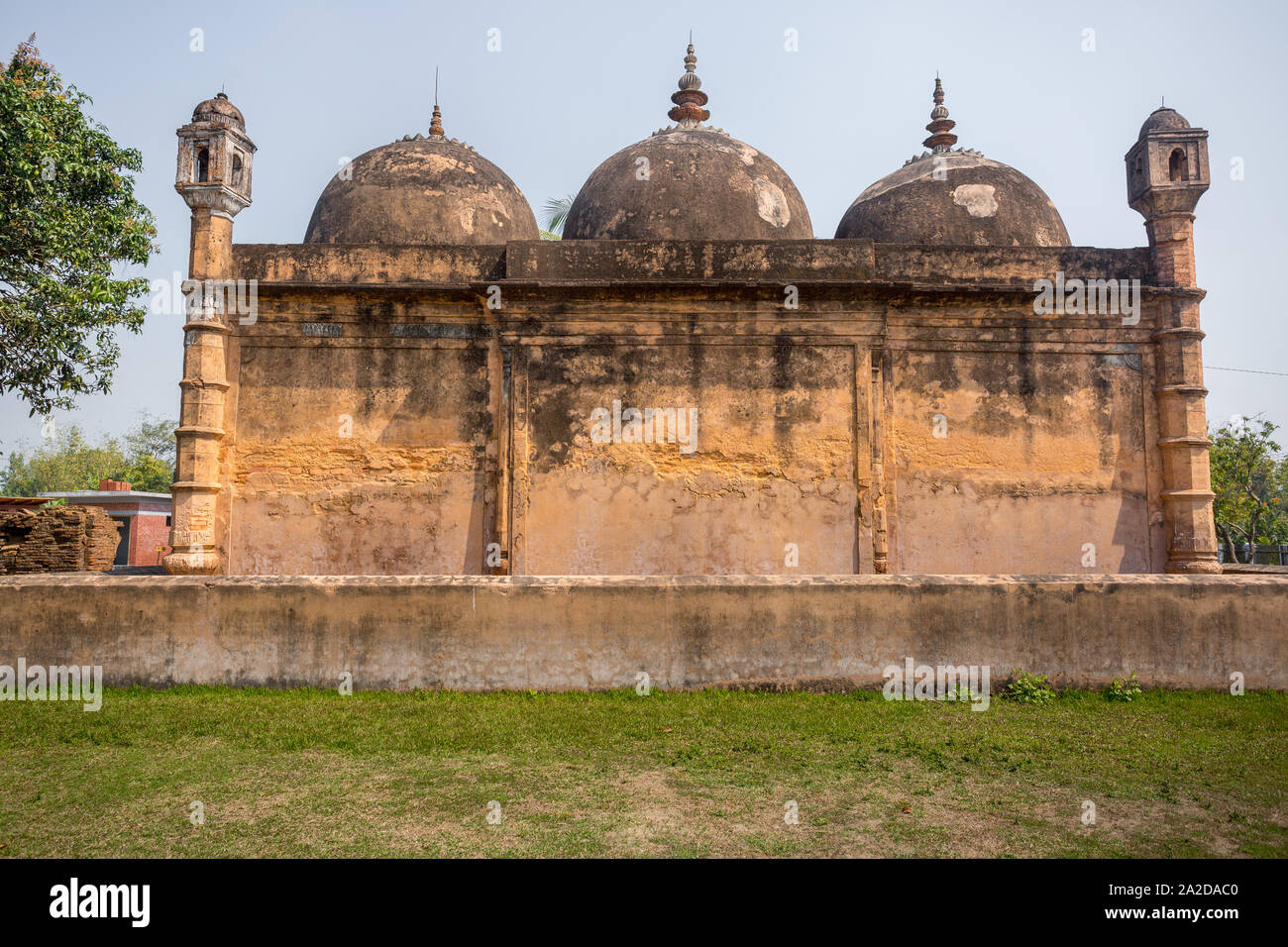 Bangladesch - 2. März 2019: Nayabad Moschee zurück Seite Ansichten, ist in Nayabad Dorf in Kaharole Upazila von Dinajpur Bezirk, Bangladesch. Stockfoto Bangladesch - 2. März 2019: Nayabad Moschee zurück Seite Ansichten, ist in Nayabad Dorf in Kaharole Upazila von Dinajpur Bezirk, Bangladesch. Stockfoto