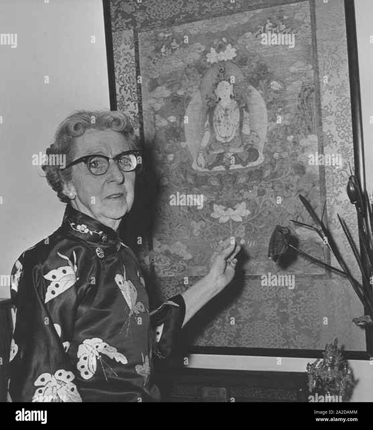 Effie Ragsdale (Chandless) vor der chinesischen Wandteppich in Los Gatos California 1972 Stockfoto