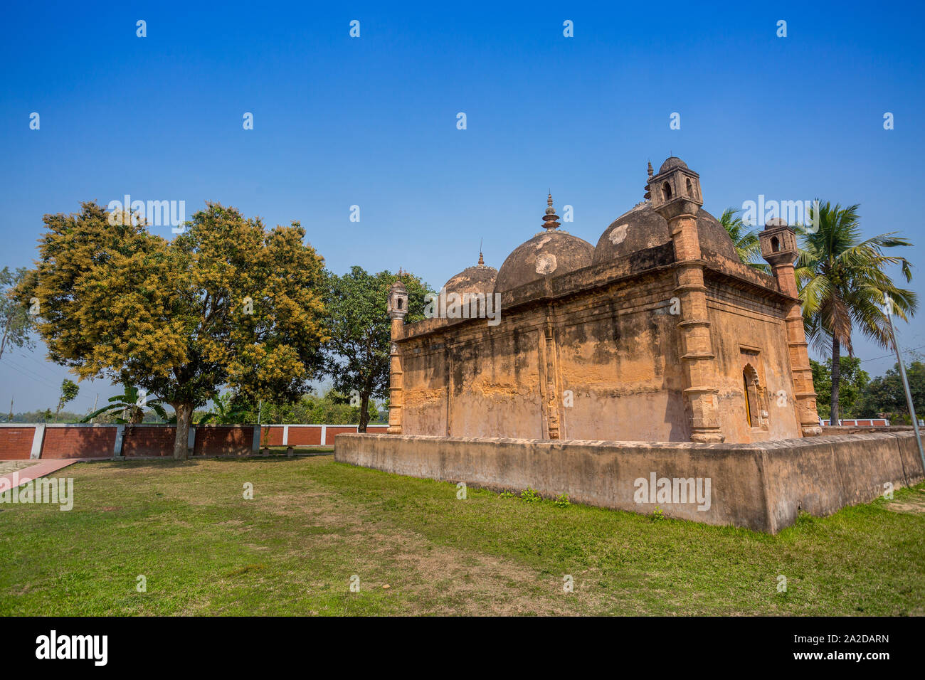 Bangladesch - 2. März 2019: Nayabad Moschee zurück Seite Ansichten, ist in Nayabad Dorf in Kaharole Upazila von Dinajpur Bezirk, Bangladesch. Stockfoto Bangladesch - 2. März 2019: Nayabad Moschee zurück Seite Ansichten, ist in Nayabad Dorf in Kaharole Upazila von Dinajpur Bezirk, Bangladesch. Stockfoto
