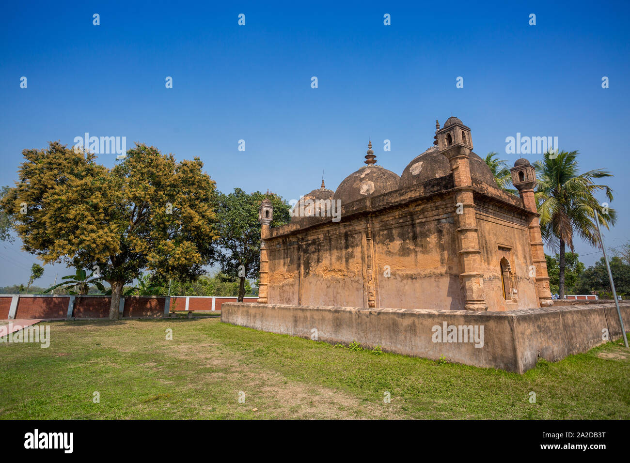 Bangladesch - 2. März 2019: Nayabad Moschee zurück Seite Ansichten, ist in Nayabad Dorf in Kaharole Upazila von Dinajpur Bezirk, Bangladesch. Stockfoto Bangladesch - 2. März 2019: Nayabad Moschee zurück Seite Ansichten, ist in Nayabad Dorf in Kaharole Upazila von Dinajpur Bezirk, Bangladesch. Stockfoto