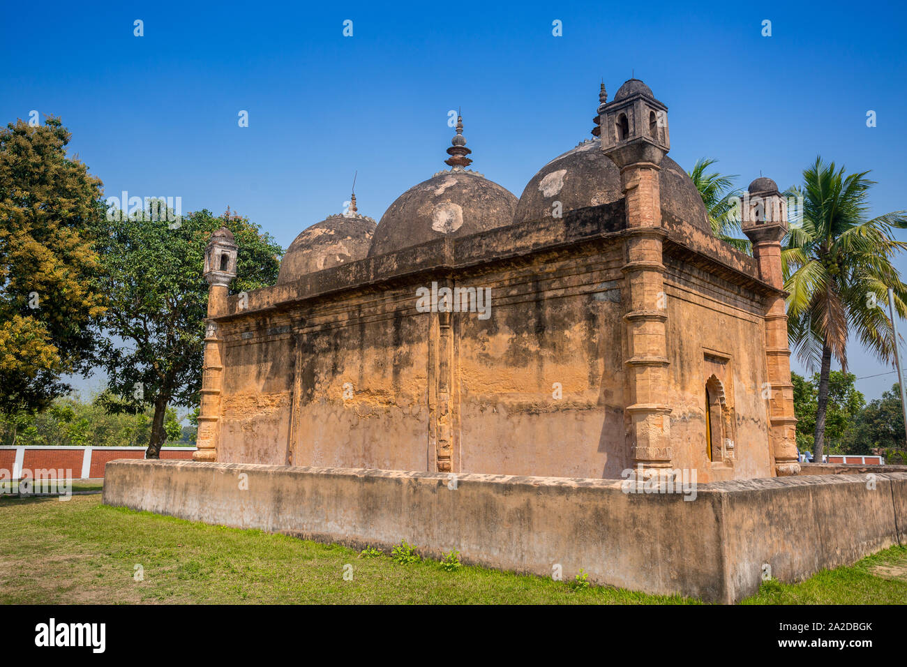 Bangladesch - 2. März 2019: Nayabad Moschee zurück Seite Ansichten, ist in Nayabad Dorf in Kaharole Upazila von Dinajpur Bezirk, Bangladesch. Stockfoto Bangladesch - 2. März 2019: Nayabad Moschee zurück Seite Ansichten, ist in Nayabad Dorf in Kaharole Upazila von Dinajpur Bezirk, Bangladesch. Stockfoto