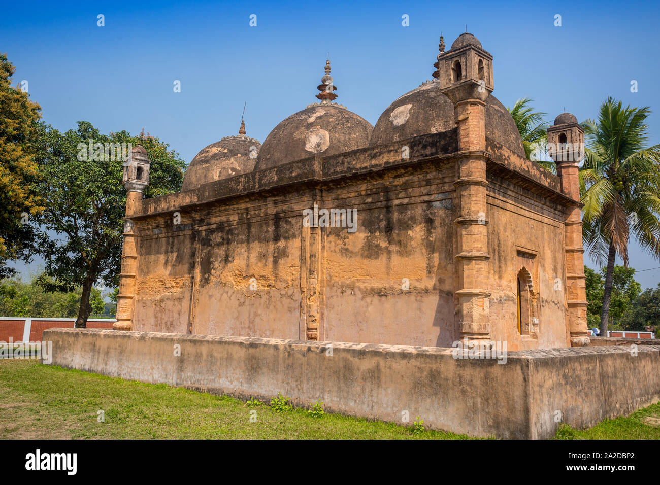 Bangladesch - 2. März 2019: Nayabad Moschee zurück Seite Ansichten, ist in Nayabad Dorf in Kaharole Upazila von Dinajpur Bezirk, Bangladesch. Stockfoto Bangladesch - 2. März 2019: Nayabad Moschee zurück Seite Ansichten, ist in Nayabad Dorf in Kaharole Upazila von Dinajpur Bezirk, Bangladesch. Stockfoto