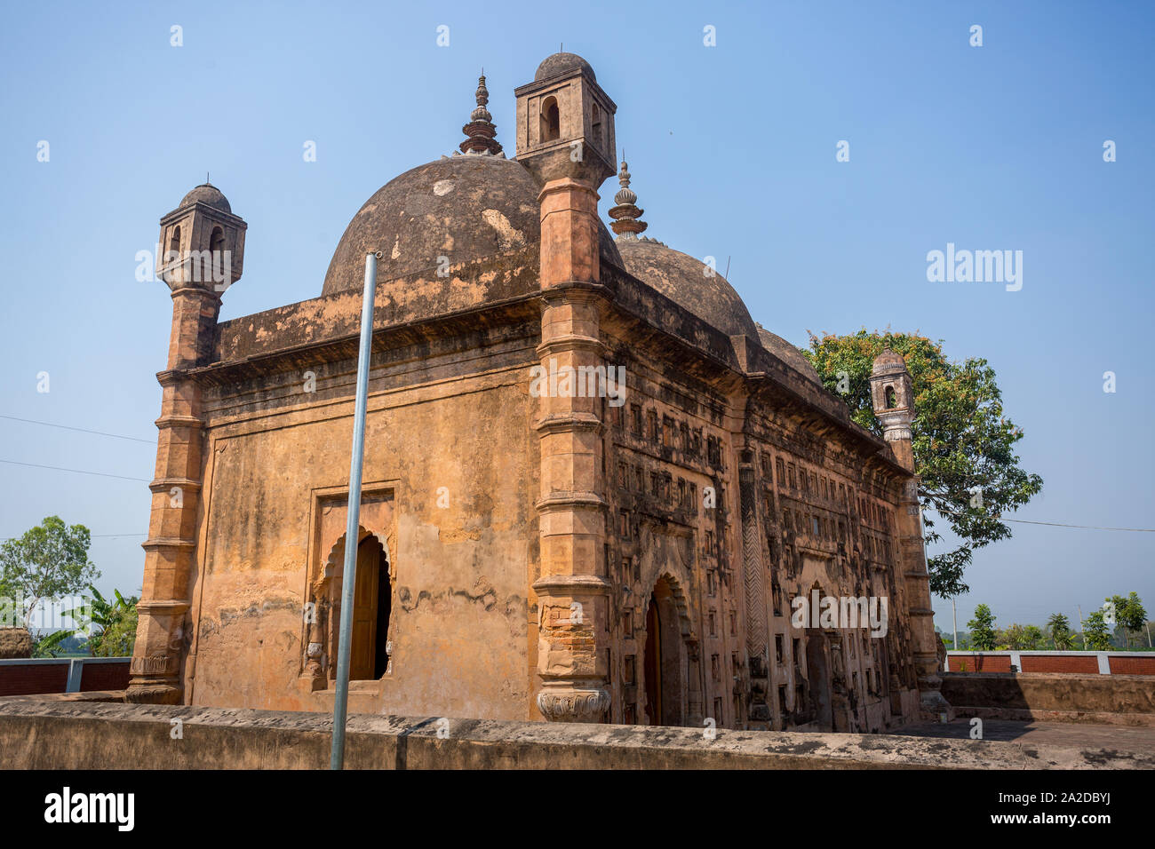 Bangladesch - 2. März 2019: Nayabad Moschee Weitwinkel Ansichten, ist in Nayabad Dorf in Kaharole Upazila von Dinajpur Bezirk, Bangladesch. Stockfoto Bangladesch - 2. März 2019: Nayabad Moschee Weitwinkel Ansichten, ist in Nayabad Dorf in Kaharole Upazila von Dinajpur Bezirk, Bangladesch. Stockfoto