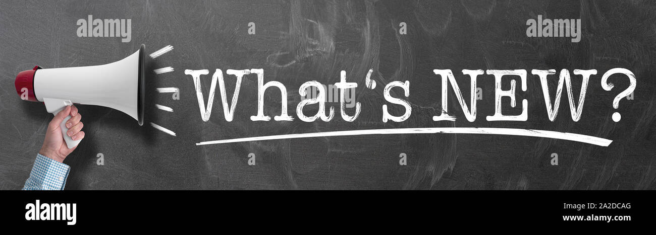 Hand Megaphon oder Megaphon gegen Schiefertafel mit Text WAS GIBT ES NEUES? Stockfoto