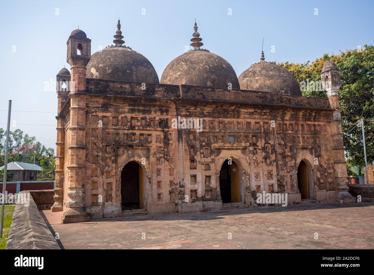 Bangladesch - 2. März 2019: Nayabad Moschee Font Ansichten, ist in Nayabad Dorf in Kaharole Upazila von Dinajpur Bezirk, Bangladesch. Stockfoto Bangladesch - 2. März 2019: Nayabad Moschee Font Ansichten, ist in Nayabad Dorf in Kaharole Upazila von Dinajpur Bezirk, Bangladesch. Stockfoto