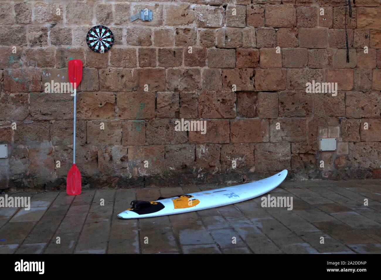 Kleine Surf Board oder Surfboard an der Stadt standig in der Nähe der Mauer aus Stein. Sommer Urlaub Konzept. Stockfoto