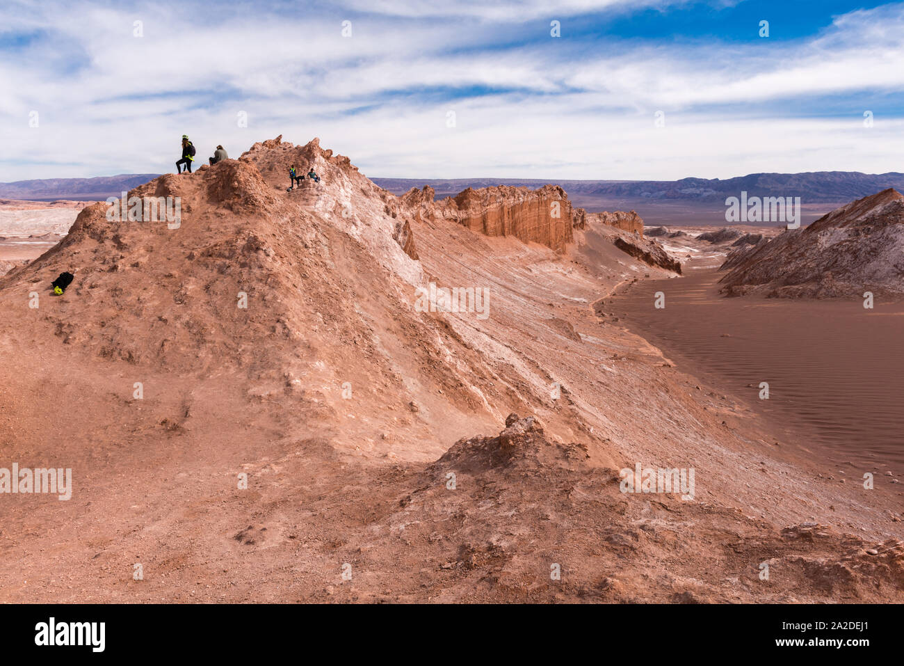 Touristen, die das Valle de la Luna oder Moon Valley, San Pedro de Atacama, Chile, Lateinamerika Stockfoto