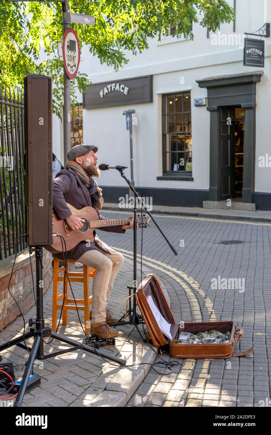 Ein strassenmusikant in Colchester Culver Street Stockfoto