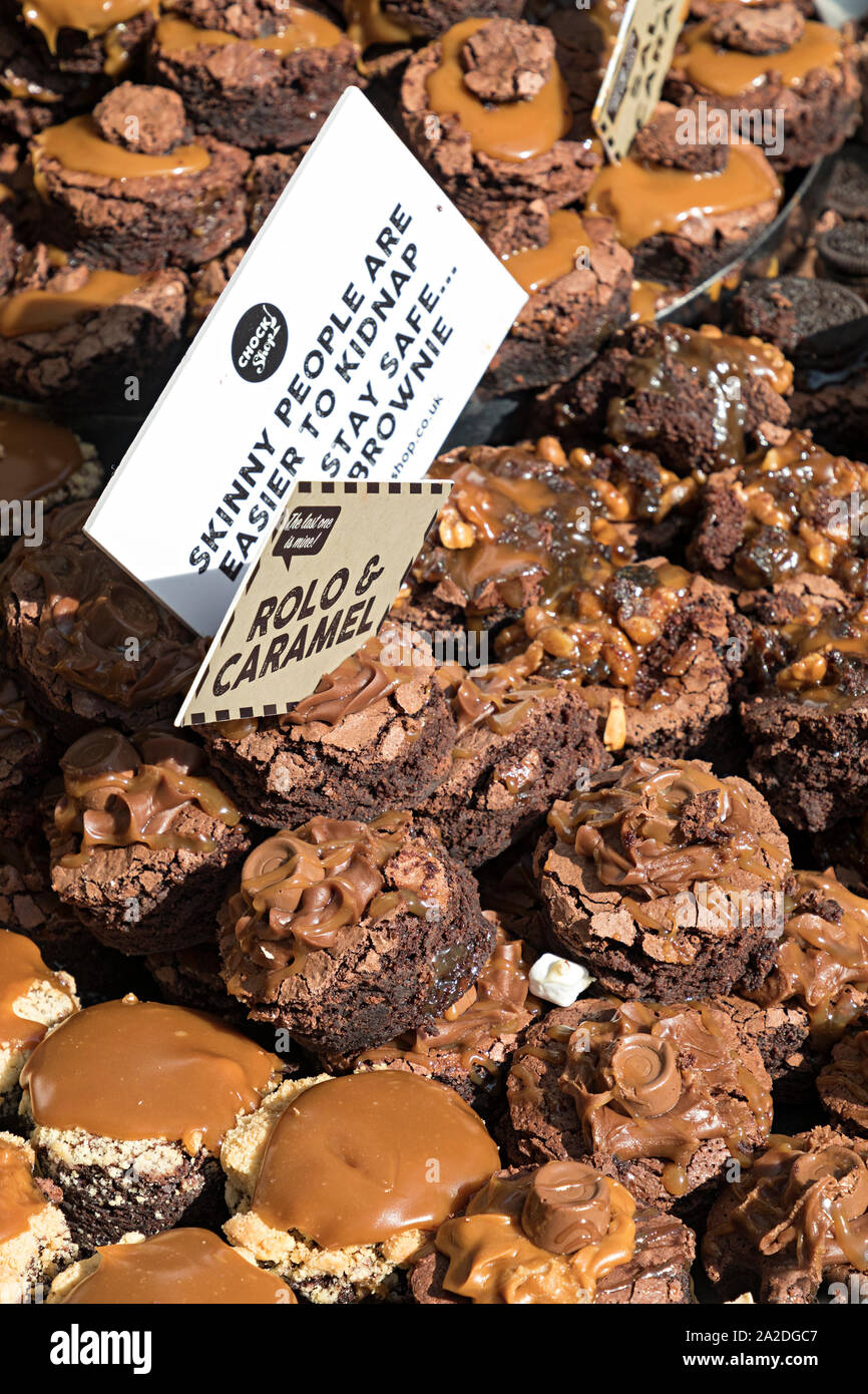 Chocolate brownies auf Verkauf am Marktstand, Abergavenny Food Festival, Wales, Großbritannien Stockfoto