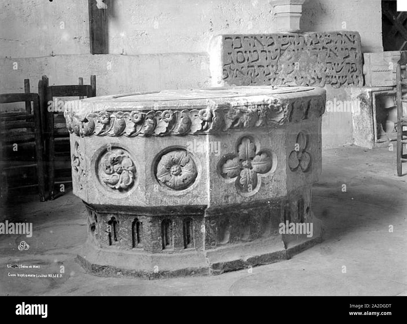 Eglise Saint-Aubin-Cuve baptismale - Limay - Médiathèque de l'architecture et du patrimoine - Stockfoto