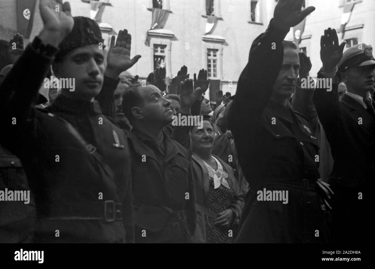 Begeisterte Anhänger grüßen den Reichsleiter der NSDAP und Leiter der Deutschen Arbeitsfront, Robert Ley, bei einem 206 in Italien, 1938. Fanatische Anhänger Gruß NS-Reichsleiter und Führer der Deutschen Arbeitsfront, Robert Ley, Italien, 1938 Stockfoto