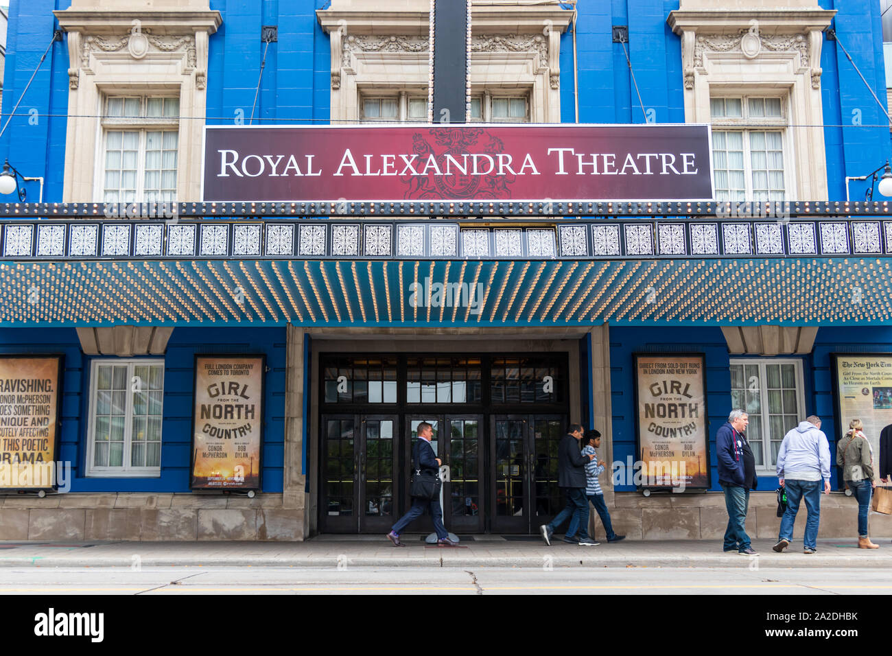 Vordereingang zum Royal Alexandra Theatre, während Leute an einem geschäftigen Nachmittag in der Innenstadt von Toronto vorbei laufen. Stockfoto