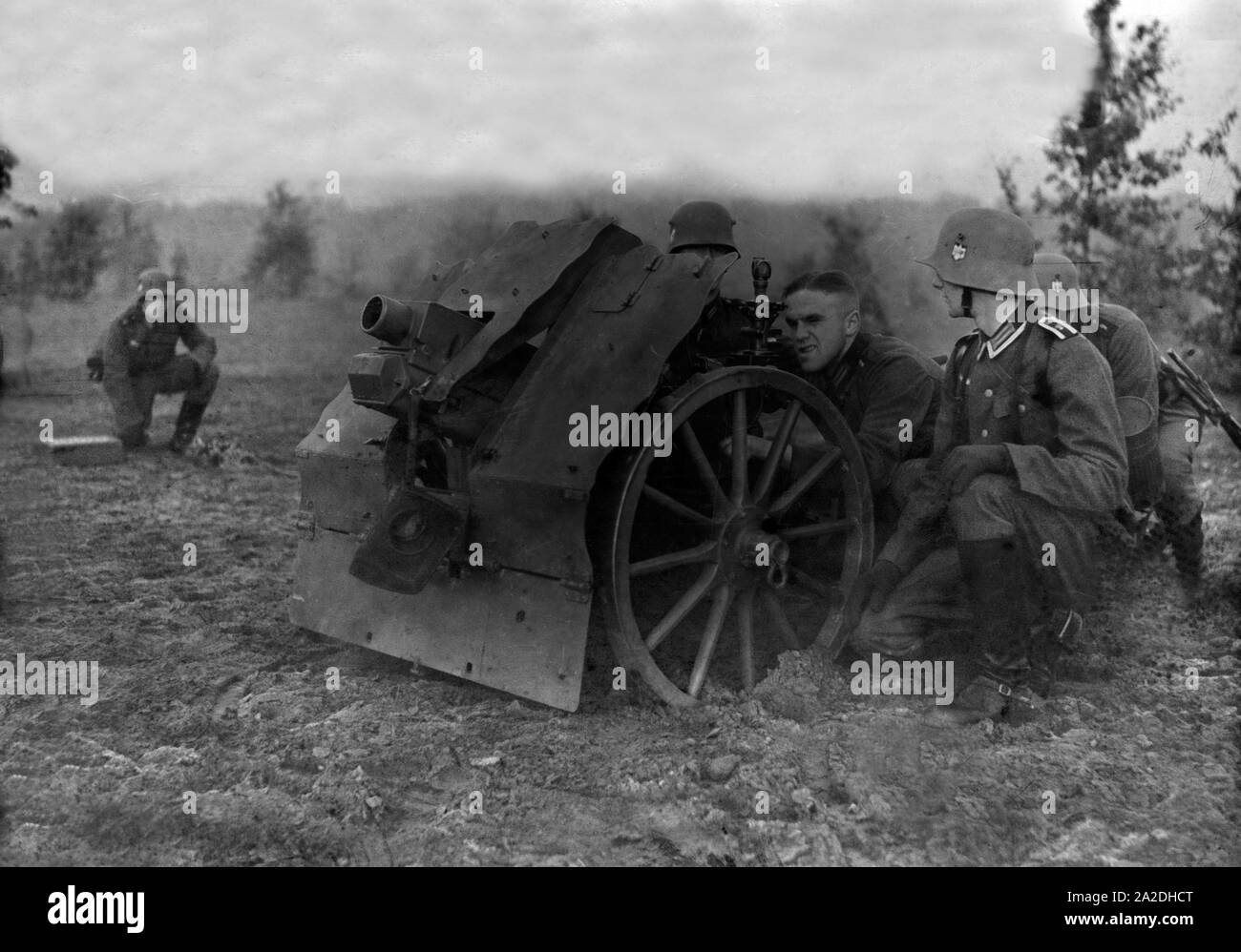 Soldaten des Infanterieregiments 9 üben in einem Truppenübungsplatz mit 7,5 cm Infanteriegeschütz 18 leichten, Deutschland 1930er Jahre. Infanterie Soldaten auf einem truppenübungsplatz Trainieren mit einem infanterieunterstützung Gewehr, Deutschland 1930. Stockfoto