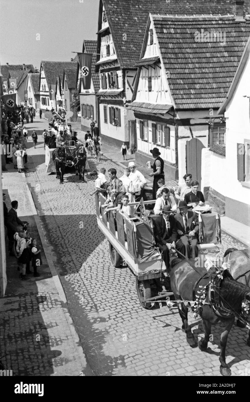 Pferdefuhrwerke im Festzug zum Rettichfest in Schifferstadt, Deutschland, 1930er Jahre. Pferdekutschen am Pageant der jährlichen Rettich Messe in Schifferstadt, Deutschland 1930. Stockfoto