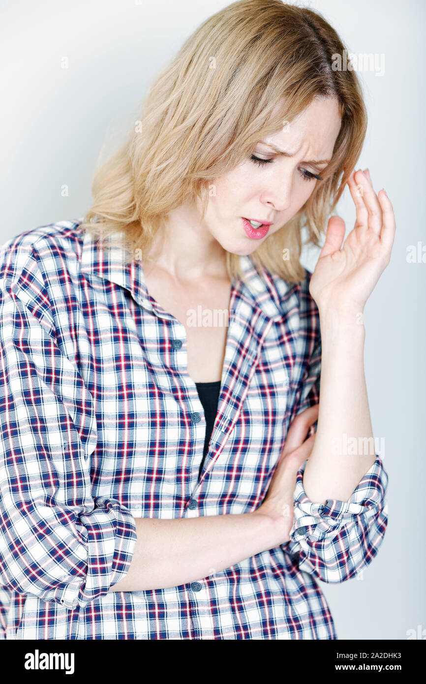 Junge Frau hält ihren Kopf auf der Suche gequält und verärgert Stockfoto