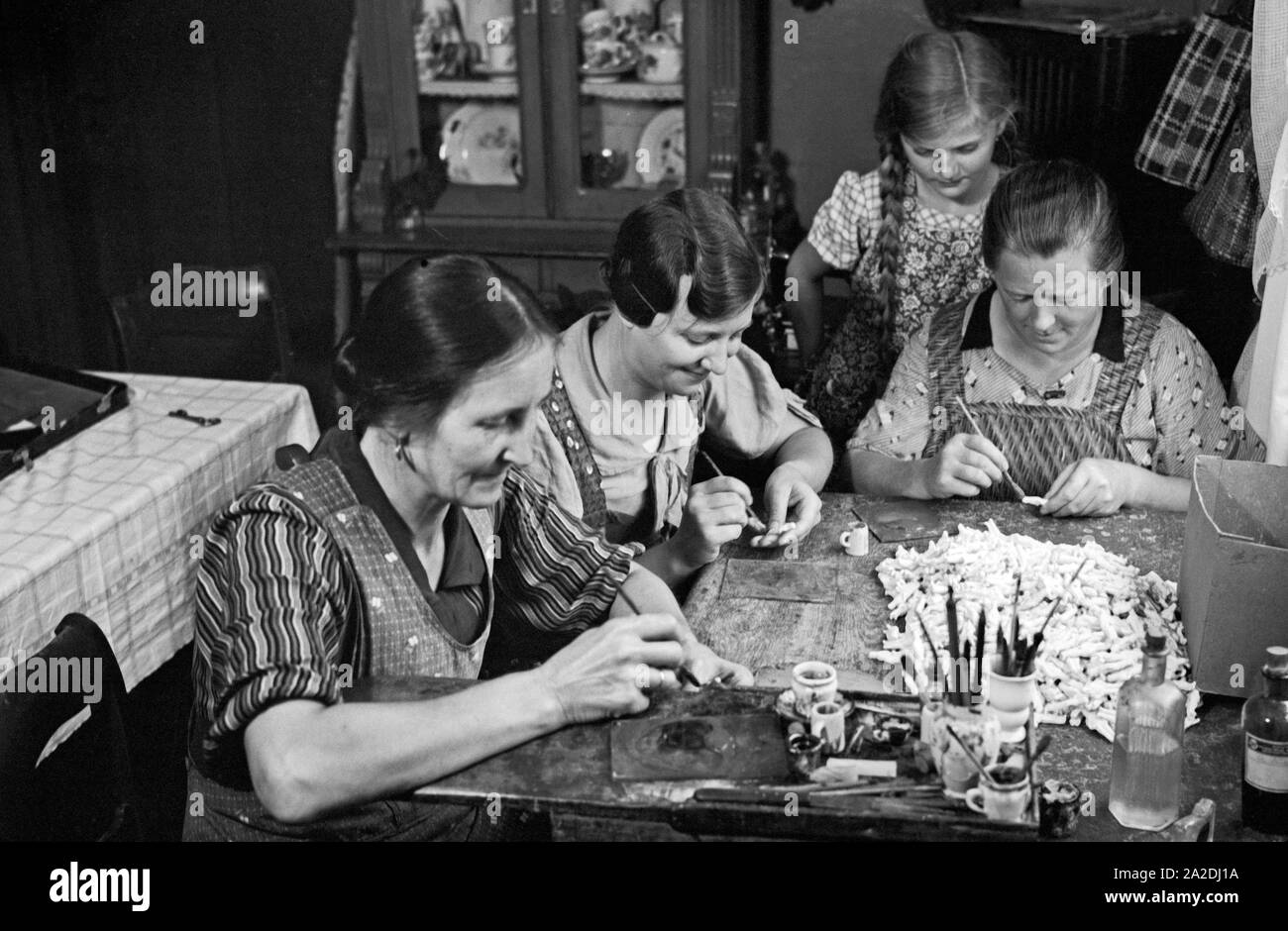 Frauen beim Bemalen von Porzellan in der Manufaktur in Gräfenthal in Thüringen, Deutschland 1930er Jahre. Frauen Malerei Porzellan an der Herstellung in Graefenthal, Thüringen, Deutschland 1930. Stockfoto