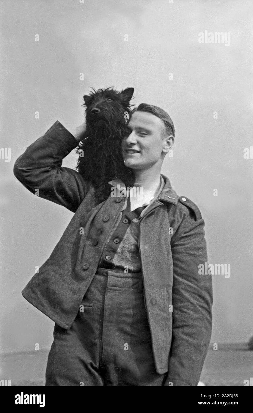 Rekrut der Flieger Ausbildungsstelle Schönwaldein Thunfischwadenfänger Freizeit mit einem Scotchterrier, Deutschland 1930er Jahre. Rekrutieren in seinem Spar Zeit mit einem scotch Terrier Hund, Deutschland 1930. Stockfoto