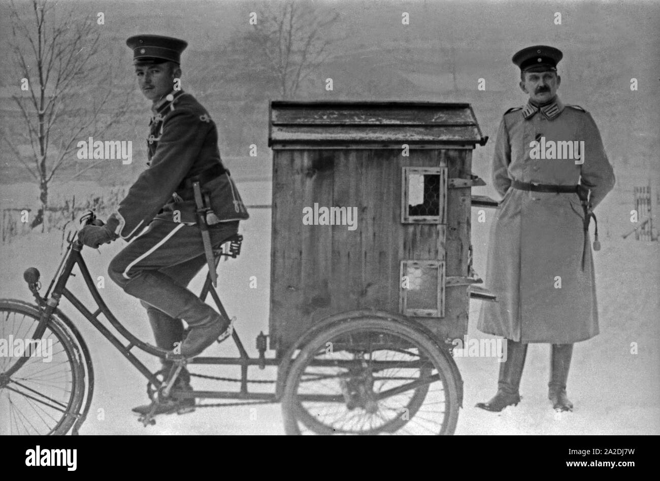 Ein Foto aus der Zeit des Ersten Weltkrieges bei der Heeres Brieftauben Anstalt in Berlin Spandau, Deutschland, 1910er Jahre. Ein Foto aus der Zeit des Ersten Weltkrieges an der Heeres Brieftauben Anstalt, Berlin Spandau, Deutschland 1910. Stockfoto