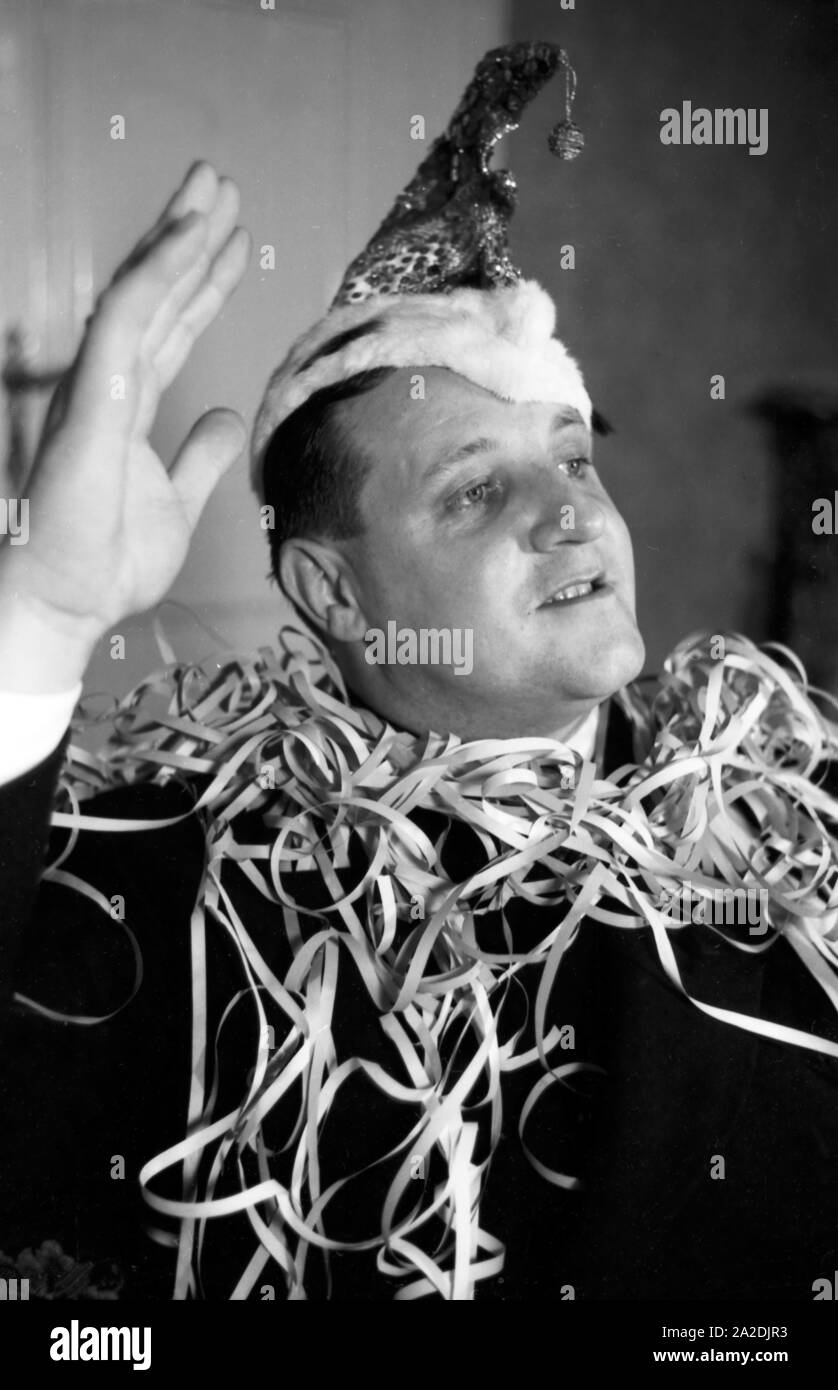 Der Prinz der Fastnacht in Mainz, Martin Ohaus im Jahre 1938 bei einem Glas Sekt in einem Abendempfang, zum hundertjährigen Jubiläum des Mainzer Carneval Verein (MCV). Der Prinz von Karneval in Mainz 1938, anlässlich des 100. Jahrestages der führenden lokalen Karnevalsverein. Stockfoto