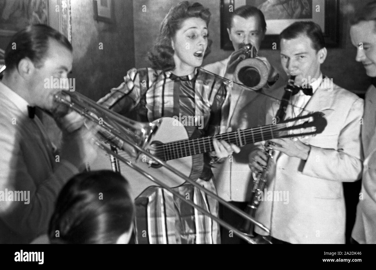 Die chilenische Sängerin Rosita Serrano bei Proben mit Stand Musikern in Berlin, Deutschland, 1930er Jahre. Die chilenische Sängerin Rosita Serrano eine Probe mit ihren Musikern in Berlin, Deutschland 1930. Stockfoto