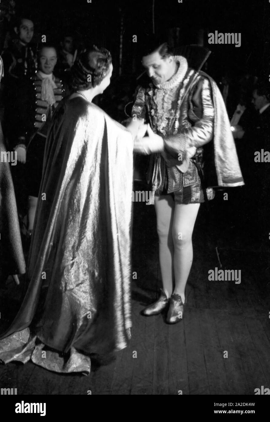 Das Prinzenpaar der Fastnacht in Mainz, Martin Ohaus und Hildegard Kühne im Jahre 1938 kurz vor der Proklamation hinter der Bühne der Stadthall, zum hundertjährigen Jubiläum des Mainzer Carneval Verein (MCV). Die hoheiten des Karnevals in Mainz 1938, anlässlich des 100. Jahrestages der führenden lokalen Karnevalsverein, Minuten vor dem Volk vorgelegt wird. Stockfoto