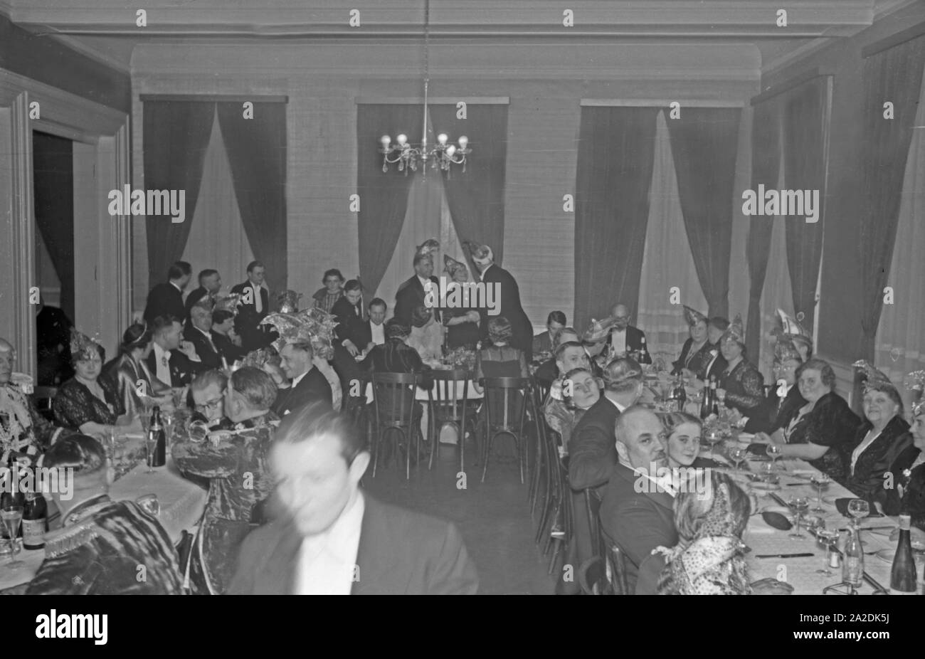 Offizielle und Granden der Mainzer Fastnacht feiern die Kampagne 1938. Beamten und Präsidenten feiern Karneval 1938 bei der Stadt Mainz. Stockfoto