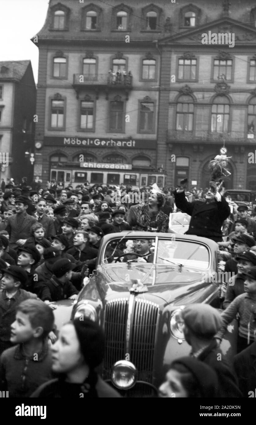 Das Prinzenpaar der Fastnacht in Mainz, Martin Ohaus und Hildegard Kühne im Jahre 1938 bei einer Fahrt durch die Stadt, zum hundertjährigen Jubiläum des Mainzer Carneval Verein (MCV). Die hoheiten des Karnevals in Mainz 1938, anlässlich des 100. Jahrestages der führenden lokalen Karnevalsverein, auf ihrem Weg durch die Stadt. Stockfoto