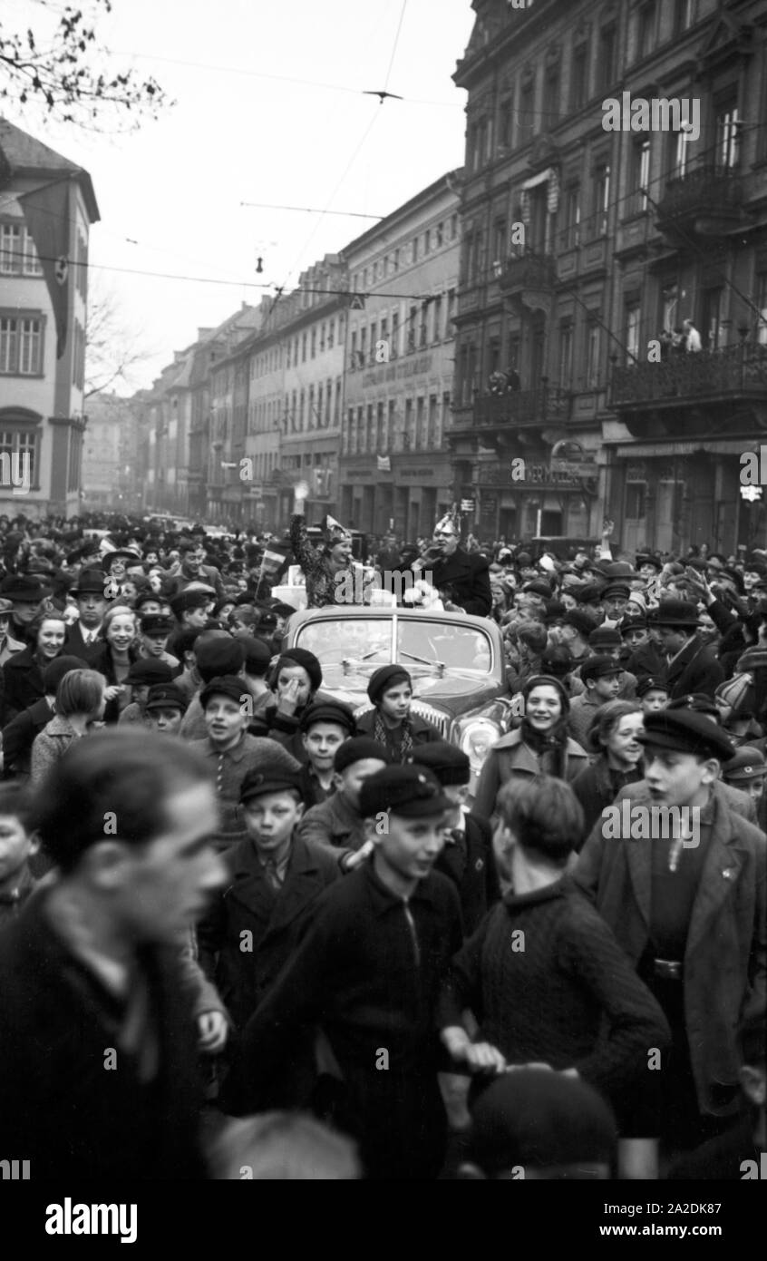 Das Prinzenpaar der Fastnacht in Mainz, Martin Ohaus und Hildegard Kühne im Jahre 1938 bei einer Fahrt durch die Stadt, zum hundertjährigen Jubiläum des Mainzer Carneval Verein (MCV). Die hoheiten des Karnevals in Mainz 1938, anlässlich des 100. Jahrestages der führenden lokalen Karnevalsverein, auf ihrem Weg durch die Stadt. Stockfoto