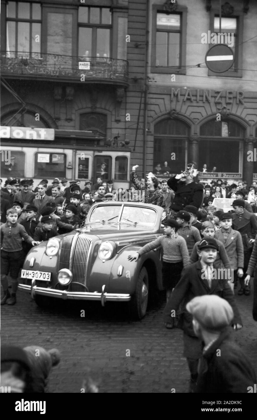 Das Prinzenpaar der Fastnacht in Mainz, Martin Ohaus und Hildegard Kühne im Jahre 1938 bei einer Fahrt durch die Stadt, zum hundertjährigen Jubiläum des Mainzer Carneval Verein (MCV). Die hoheiten des Karnevals in Mainz 1938, anlässlich des 100. Jahrestages der führenden lokalen Karnevalsverein, auf ihrem Weg durch die Stadt. Stockfoto