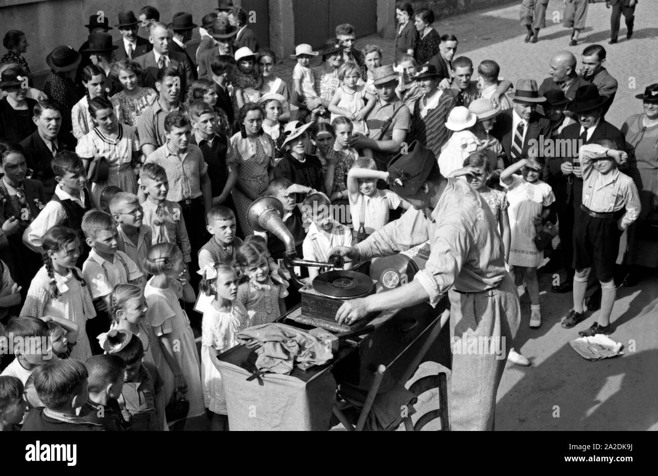 Ein Schausteller spielt Schellackplatten in einem grammofon beim Rettichfest in Schifferstadt, Deutschland, 1930er Jahre. Ein carney Spielen sofort Schellack-Platten Datensätze auf ein grammophon an der jährlichen Rettich Messe in Schifferstadt, Deutschland 1930. Stockfoto