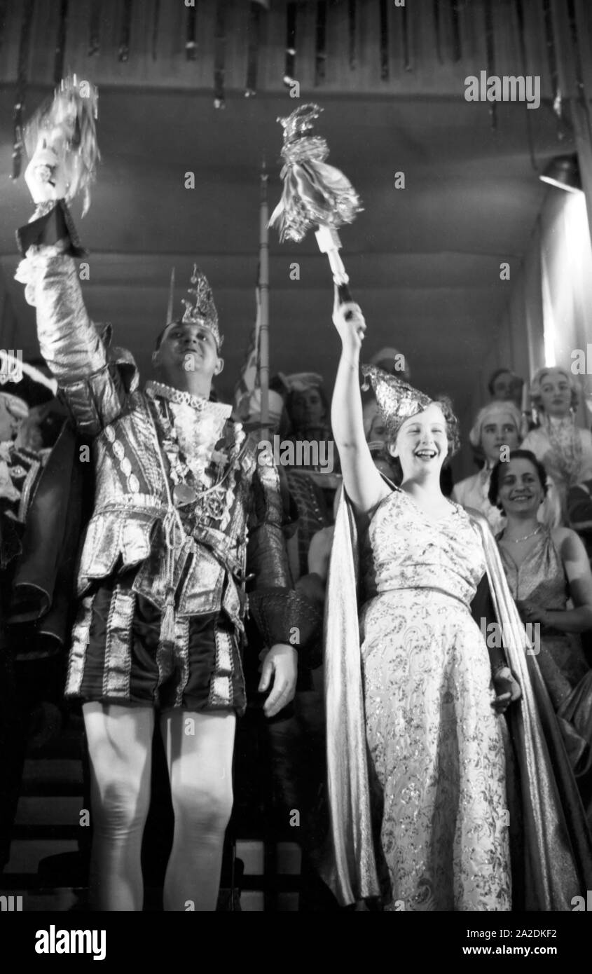 Das Prinzenpaar der Fastnacht in Mainz, Martin Ohaus und Hildegard Kühne im Jahre 1938 zum hundertjährigen Jubiläum des Mainzer Carneval Verein (MCV). Die hoheiten des Karnevals in Mainz 1938, anlässlich des 100. Jahrestages der führenden lokalen Karnevalsverein. Stockfoto