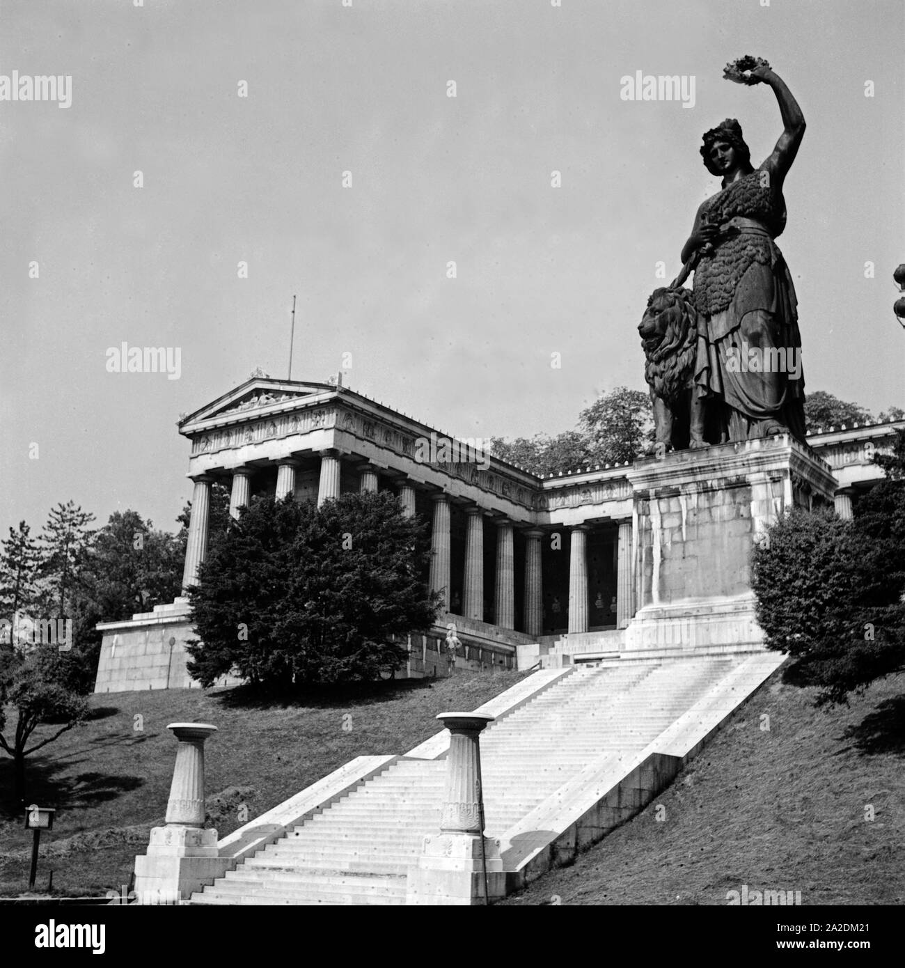 Ruhmeshalle und Bavaria am Westrand der Theresienwiese in München, Deutschland 1930er Jahre. Ruhmeshalle und Bavaria Statue in München, Deutschland 1930. Stockfoto