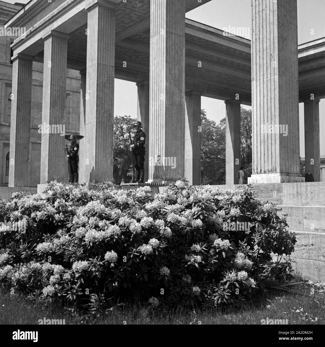Wachsoldaten in der Ehrenhalle zwischen den Karolinenplatz und Königsplatz in München, Deutschland 1930er Jahre. Soldaten auf Sentinel an NS-Gedenkstätte Zwischen Karolinenplatz und Königsplatz Square in München, Deutschland 1930. Stockfoto