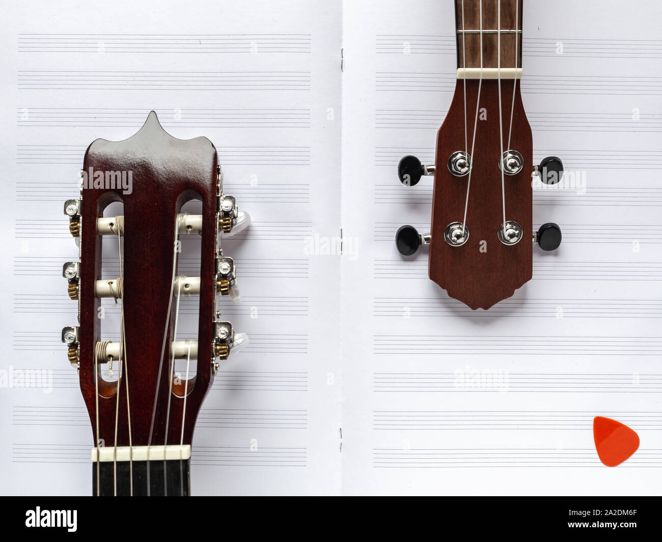 Gitarre und Ukulele. Holz- Instrumente. Hawaiian guitar. Leichte Musik. Notizen und Streichern. Akustische Instrumente. Gitarre Griffbrett. Nylonsaiten. Stockfoto
