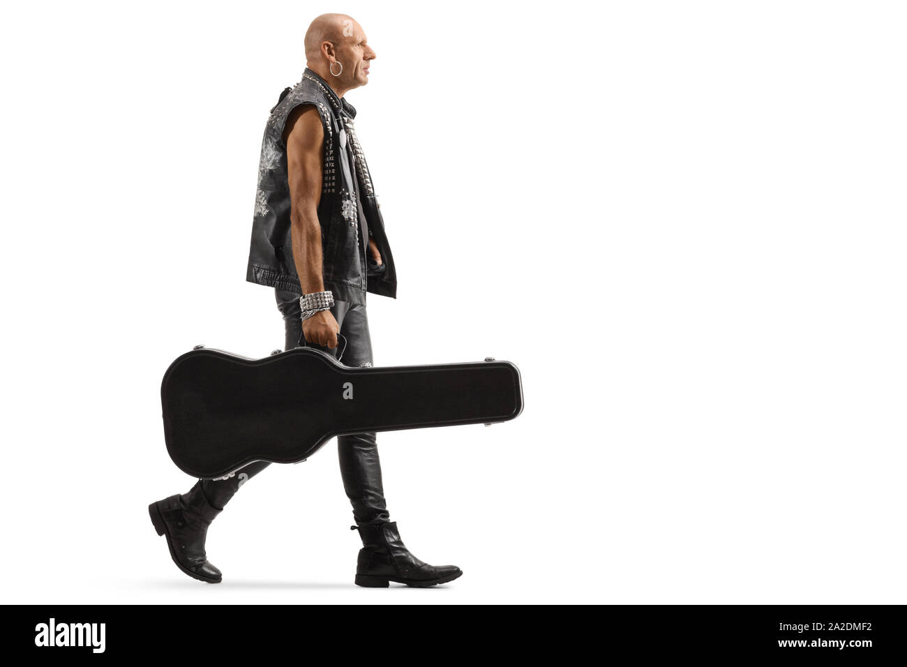 Volle Länge Profil Schuß eines Musikers in Leder Kleidung wandern mit einem gitarrenkoffer auf weißem Hintergrund Stockfoto
