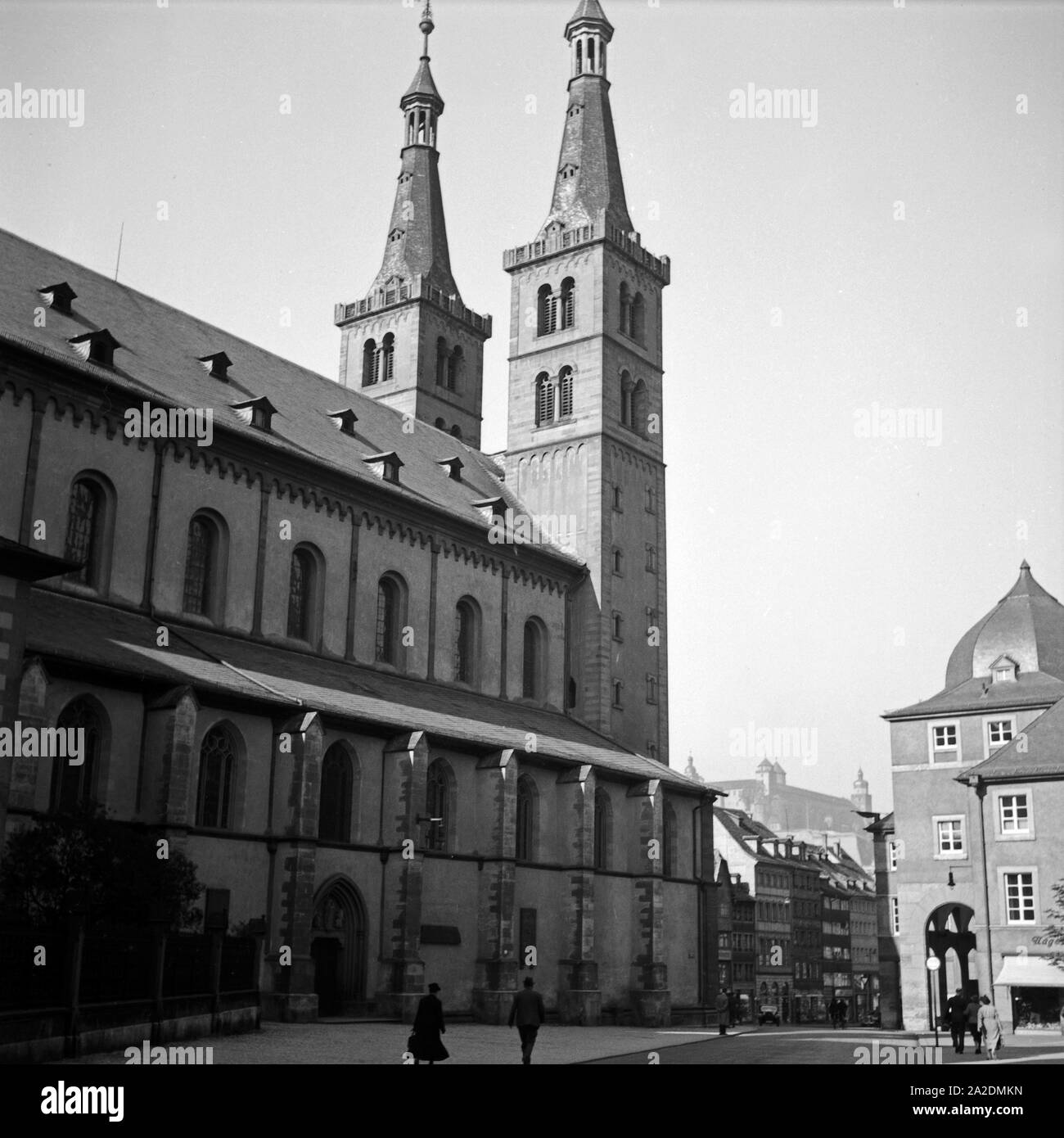 Blick von Osten zur Westfassade des Domes zu Würzburg, Deutschland 1930er Jahre. Ansicht von Osten an die Westfront Wuerzburger Dom, Deutschland 1930. Stockfoto