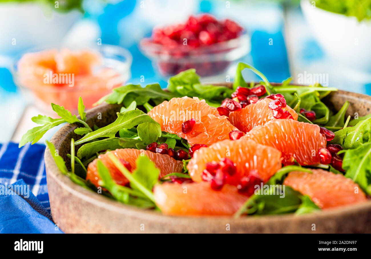 Salat mit Rucola und Grapefruit. Gesundheit auf den Teller. Frische Rucola. Vegetarisches Gericht. Salat mit Granatapfel Samen. Gesund und frisch. Stockfoto