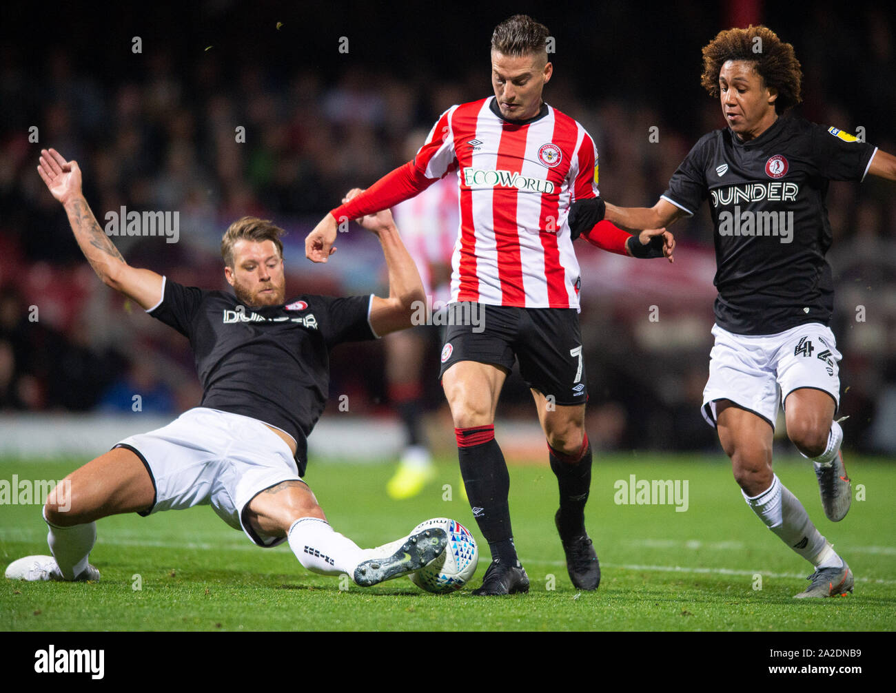 London, Großbritannien. 02 Okt, 2019. Von links: Bristol City Nathan Baker; Brentford Sergi Canos und Bristol City Han-Noah Massengo während der Sky Bet Championship Match zwischen Brentford und Bristol City bei Griffin Park, London, England am 2. Oktober 2019. Foto von Andrew Aleksiejczuk/PRiME Media Bilder. Credit: PRiME Media Images/Alamy leben Nachrichten Stockfoto