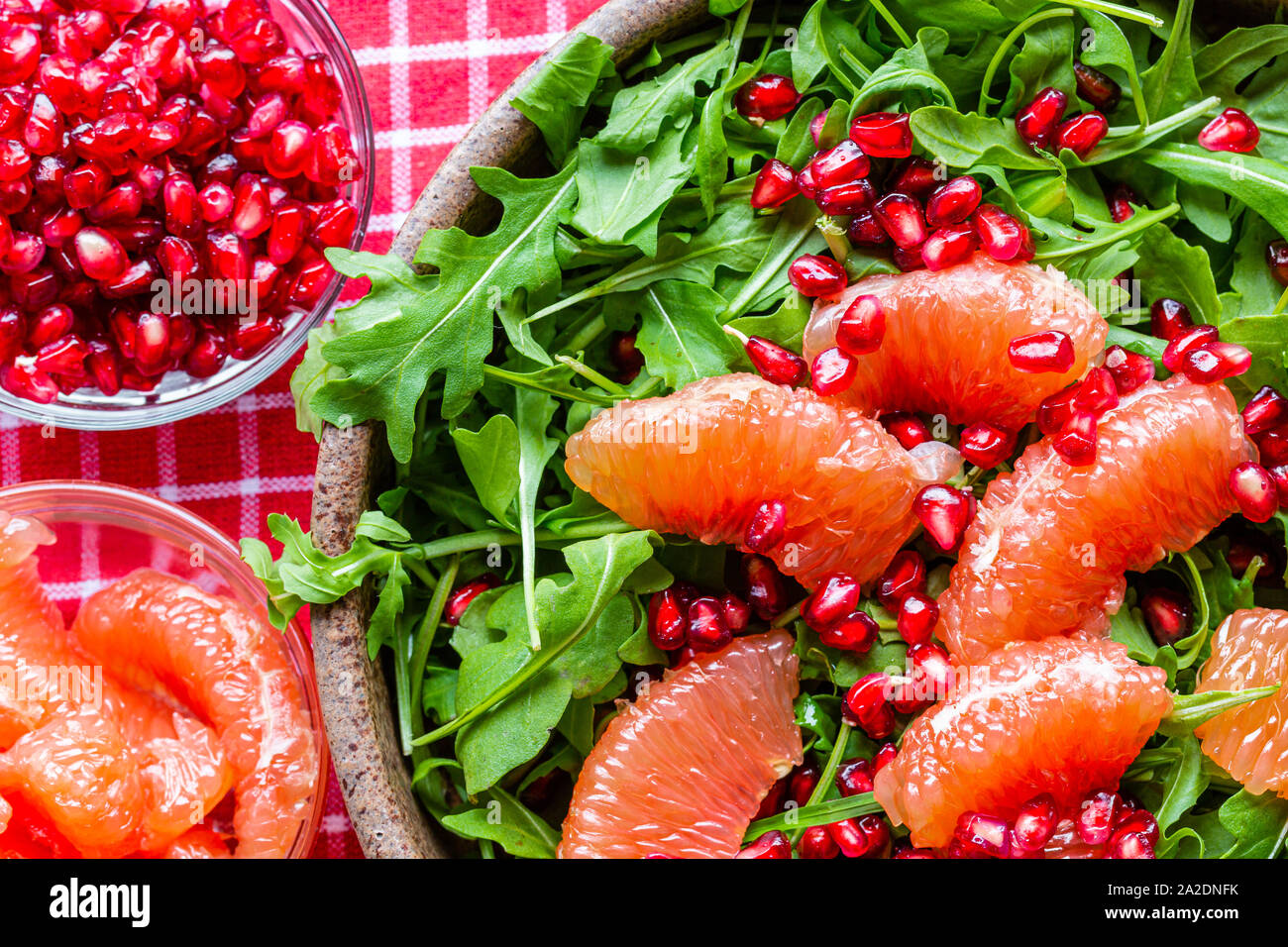 Salat mit Rucola und Grapefruit. Gesundheit auf den Teller. Frische Rucola. Vegetarisches Gericht. Salat mit Granatapfel Samen. Gesund und frisch. Stockfoto
